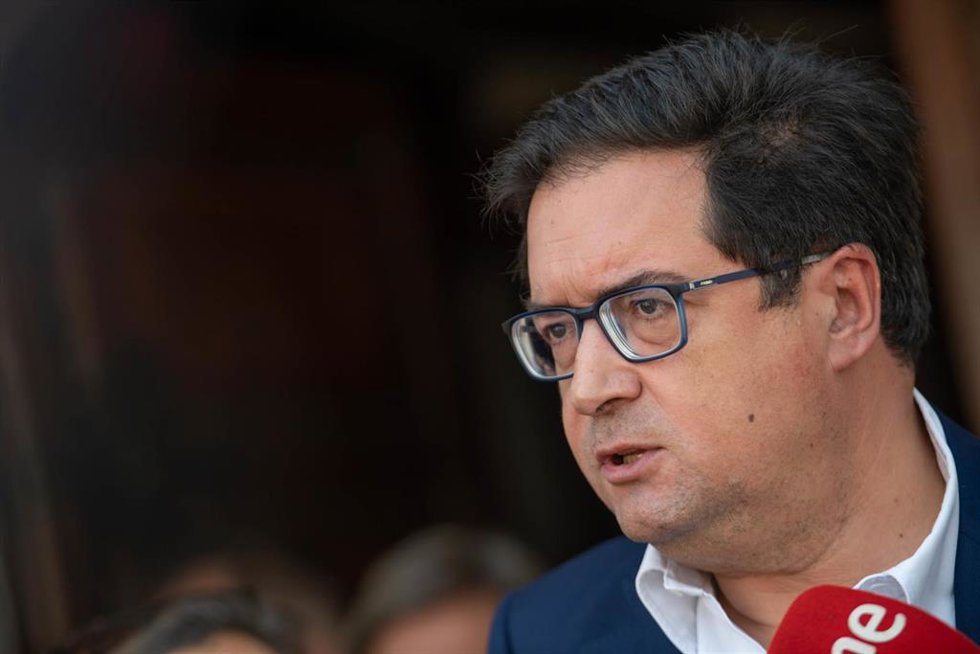 Archivo - El ministro para la Transformación Digital y de la Función Pública, Óscar López, ofrece declaraciones a los medios.