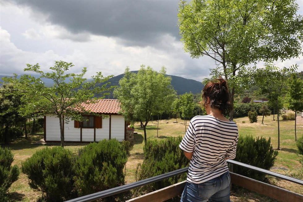 Archivo - Una clienta en un bungalow del Camping Monte Holiday en Gargantilla del Lozoya.