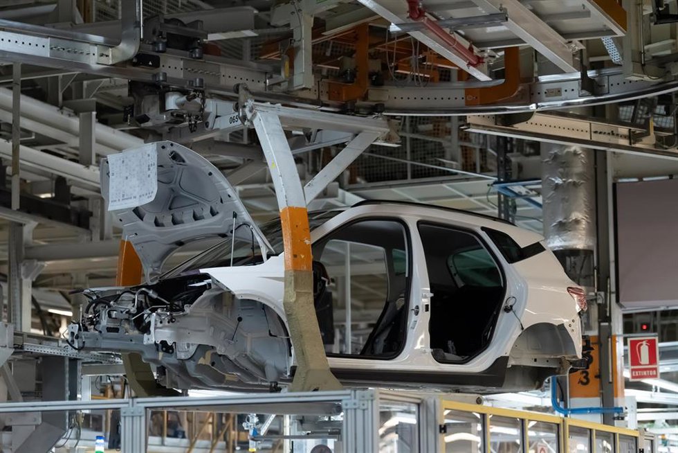Archivo - Montaje en una factoría del nuevo modelo de Cupra Fomentor y Cupra León durante una visita guiada a la fábrica de Seat en Martorell, a 27 de junio de 2024, en Martorell, Barcelona, Catalunya (España). El motivo de la visita es observar el inicio