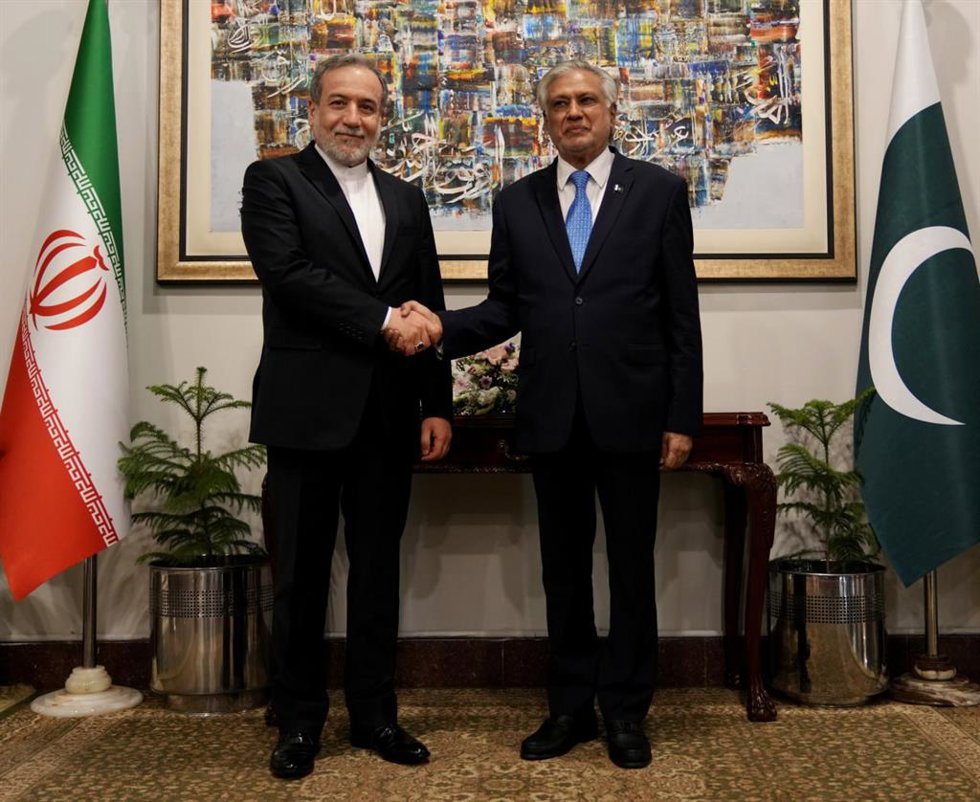 Archivo - El ministro de Exteriores de Pakistán, Ishaq Dar (derecha), recibe en Islamabad a su homólogo de Irán, Abbas Araqchi (izquierda), en mayo de 2025 (archivo)