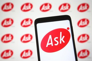 Archivo - March 4, 2021, Ukraine: In this photo illustration the Ask.com logo of a question answeringâ€“focused e-business is seen on a smartphone and a pc screen.