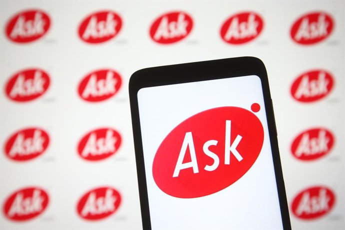 Archivo - March 4, 2021, Ukraine: In this photo illustration the Ask.com logo of a question answeringâ€“focused e-business is seen on a smartphone and a pc screen.