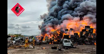 Bombers treballen durant la nit en l'extinció de l'incendi del desballestament d'Oriola, ja controlat