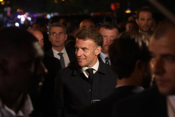 El presidente francés, Emmanuel Macron (C), es visto en el centro de Ereván antes de la VIII Cumbre de la Comunidad Política Europea.