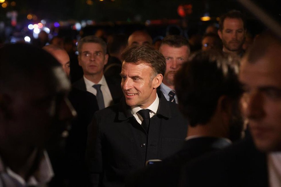 El presidente francés, Emmanuel Macron (C), es visto en el centro de Ereván antes de la VIII Cumbre de la Comunidad Política Europea.