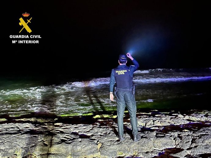 La Guardia Civil rescata a una joven atrapada en el mar en Torrevieja (Alicante)