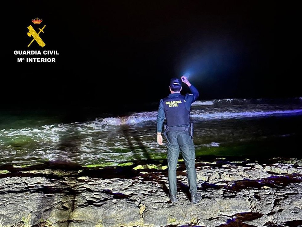 La Guardia Civil rescata a una joven atrapada en el mar en Torrevieja (Alicante)
