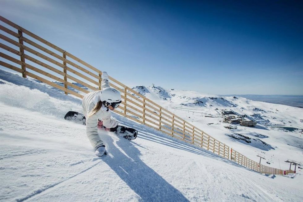 La estación de esquí y montaña de Sierra Nevada en la provincia de Granada ha cerrado con casi 900.000 esquiadores una de las temporadas más duras de la historia reciente, en la que la adversa meteorología provocó el mayor número de días de cierre.