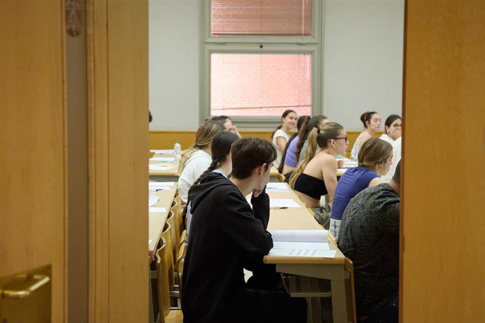 Archivo - Alumnos en un aula al comienzo de un examen