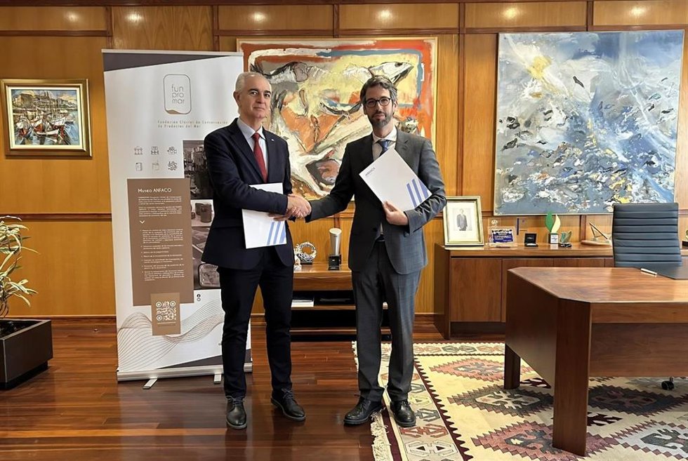Lino Comesaña y Roberto Alonso en la firma del convenio.