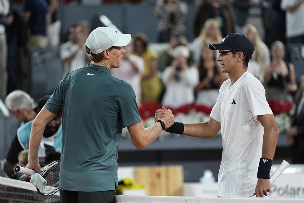 El tenista español Rafa Jódar junto con el italiano Jannik Sinner en el Mutua Madrid Open.