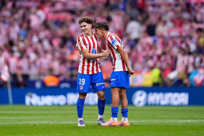 Archivo - Giuliano Simeone y Julián Álvarez, del Atlético de Madrid, celebran una victoria.