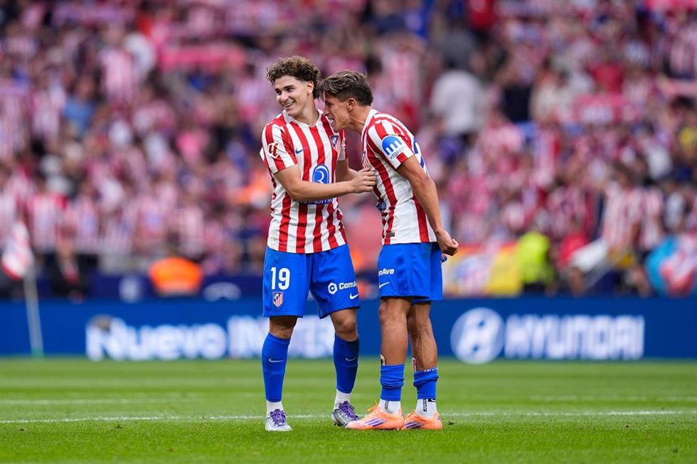 Archivo - Giuliano Simeone y Julián Álvarez, del Atlético de Madrid, celebran una victoria.