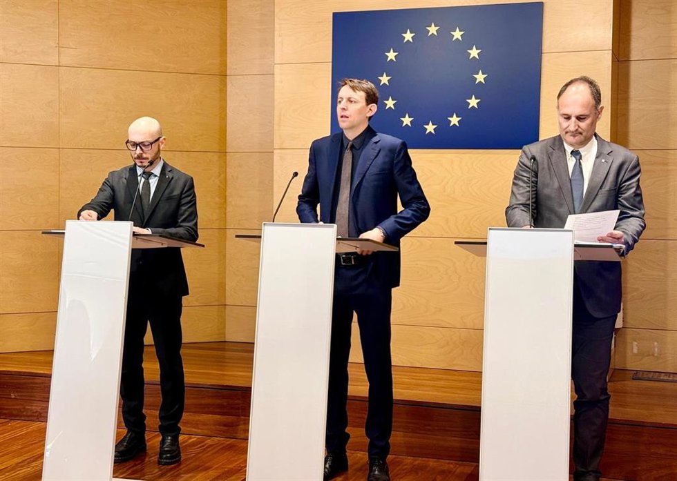 El vicepresidente del PE y eurodiputado del PSC, Javi López; el jefe de la Oficina del PE en Barcelona, Sergi Barrera, y el director del CEO, Juan Rodríguez, en rueda de prensa.