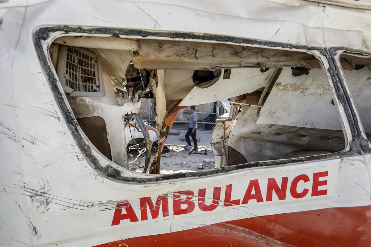 Ambulancia inutilizada tras un bombardeo.