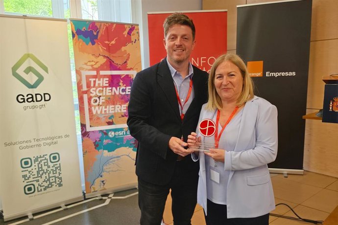 La jefa de Transformación Digital del Puerto de Barcelona, Ruth Pablo, recoge el premio