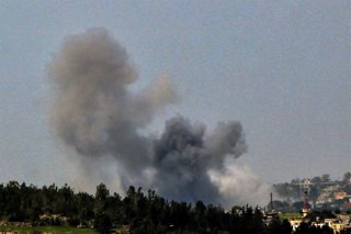 Columna de humo tras un bombardeo del Ejército de Israel contra la localidad de Zauatar, en el sur de Líbano (archivo)