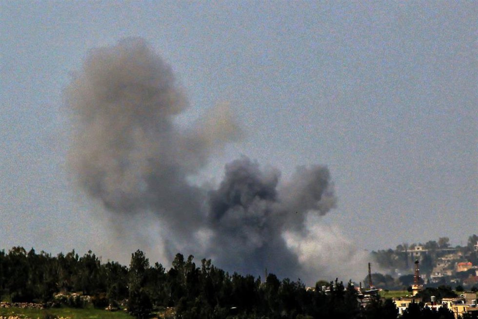 Columna de humo tras un bombardeo del Ejército de Israel contra la localidad de Zauatar, en el sur de Líbano (archivo)