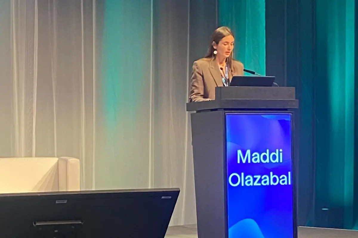 Maddi Olazábal-Arruiz durante la presentación en el Congreso Europeo de Microbiología Clínica y Enfermedades Infecciosas (ESCMID Global)