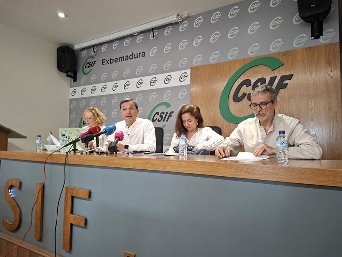 El presidente de CSIF Extremadura, Benito Román, junto a otros representantes del sindicato en rueda de prensa en Mérida