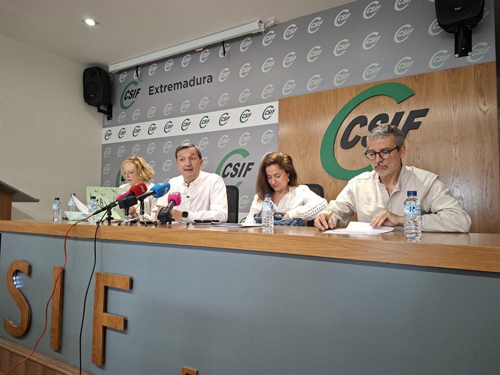 El presidente de CSIF Extremadura, Benito Román, junto a otros representantes del sindicato en rueda de prensa en Mérida