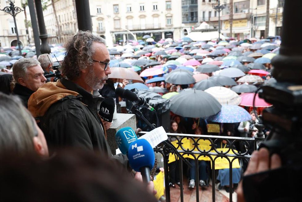 Archivo - El presidente de la Asociación de Víctimas del descarrilamiento de Adamuz, Mario Samper, durante la lectura de un manifiesto en la manifestación en Huelva.