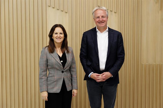 La presidenta y CEO Accenture España y Portugal, Mercedes Oblanca y el CEO de Moeve, Maarten Wetselaar.