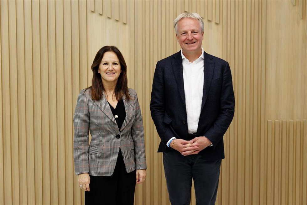 La presidenta y CEO Accenture España y Portugal, Mercedes Oblanca y el CEO de Moeve, Maarten Wetselaar.