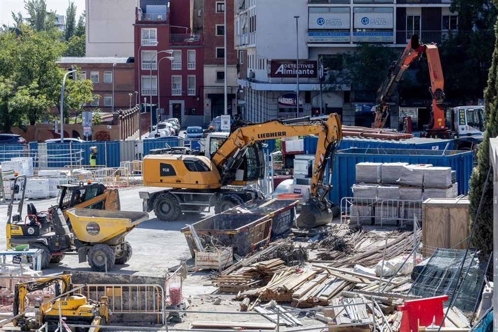 Archivo - Máquinas excavadoras en una obra de la zona de Ventas, a 26 de septiembre de 2025, en Madrid