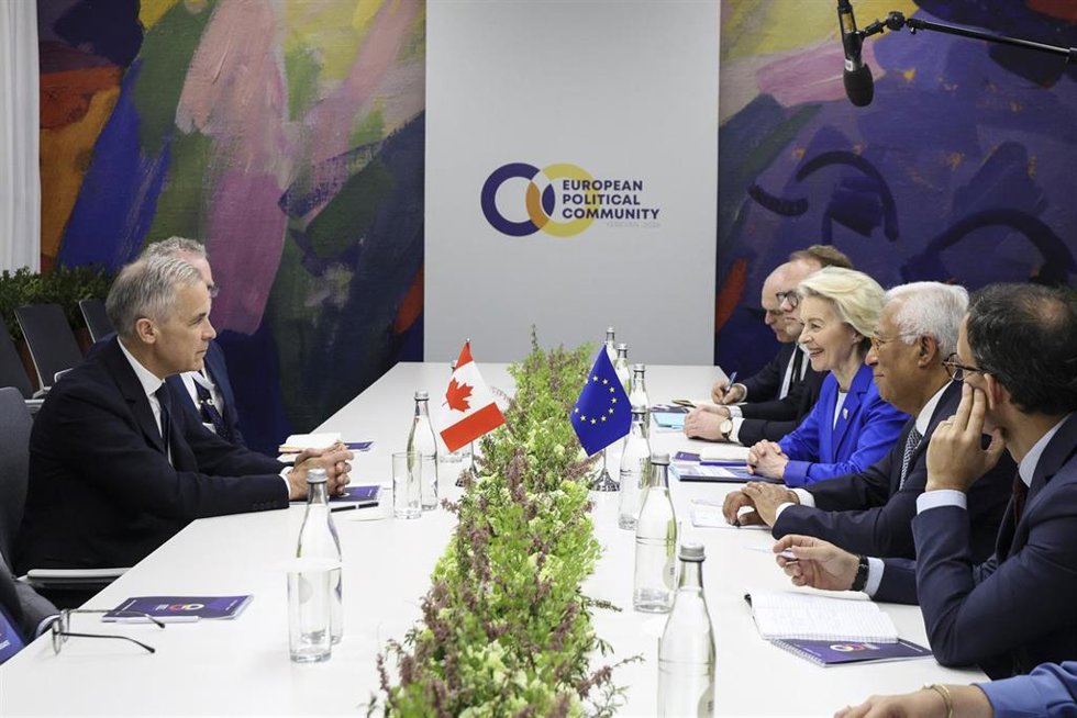 Ek primer ministro de Canadá, Mark Carney (i), la presidenta de la Comisión Europea, Ursula von der Leyen y el presidente del Consejo Europeo, António Costa (d)
