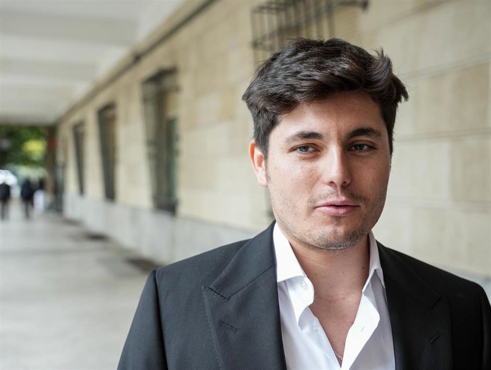 Archivo - Vito Quiles, atiende a un periodista a su salida del Juzgado de Instrucción tras declarar como investigado por presuntas injurias. A 25 de febrero de 2025, en Sevilla