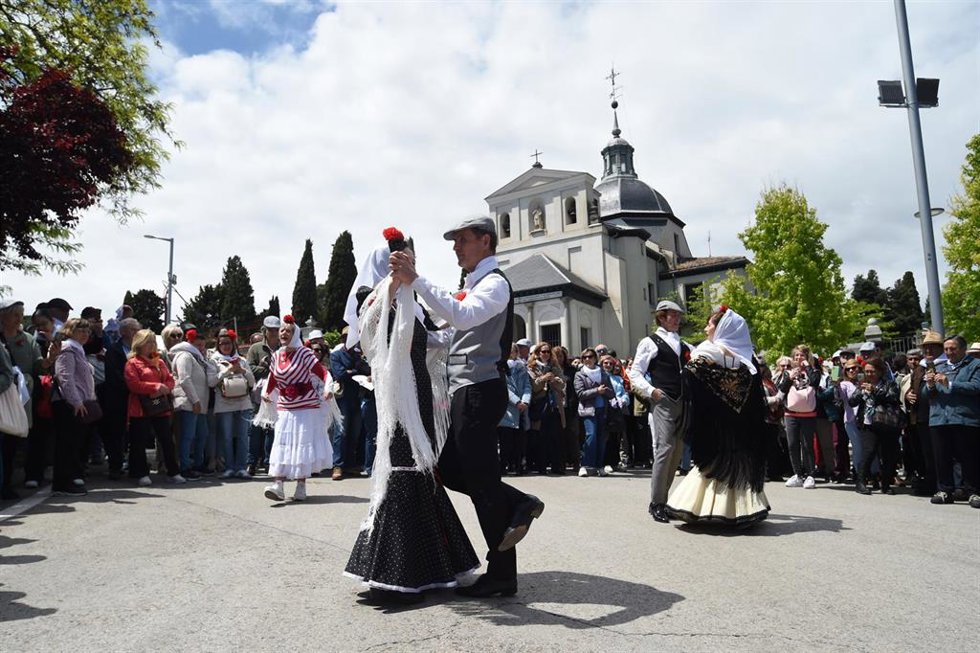 Archivo - Un chotis en la pradera de San Isidro, a 15 de mayo de 2025, en Madrid (España). La ciudad de Madrid celebra la festividad de su patrón, San Isidro, con unas fiestas que comprenden este año más de 200 eventos previstos con propuestas para todos 