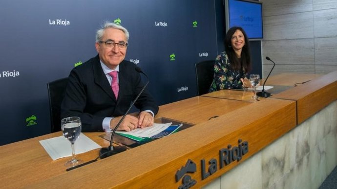 El director general de Fondos y Relaciones con la UE, Jesús Ángel Garrido, presenta los actos organizados por Europe Direct en La Rioja este año, en el que la Oficina de La Rioja en Bruselas cumple su 30.º aniversario