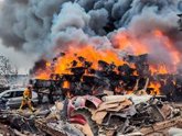 Foto: Extinguido el incendio del desguace de Orihuela (Alicante)