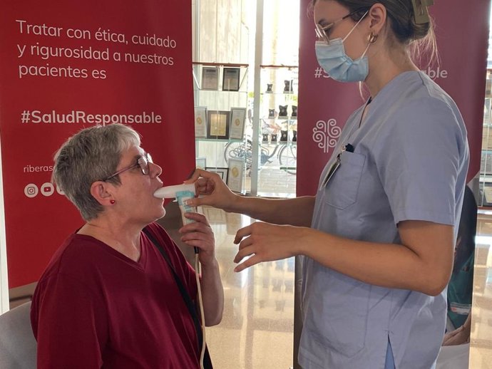 Enfermera de la Ribera atiende a paciente