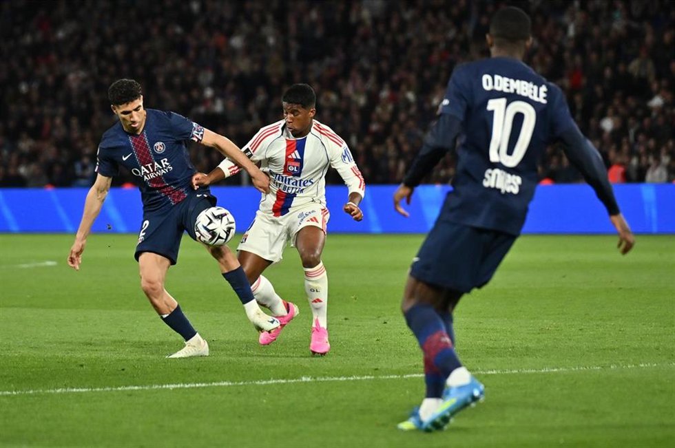 Endrick junto a Hakimi en un PSG-Olympique de Lyon de la Ligue 1 25-26