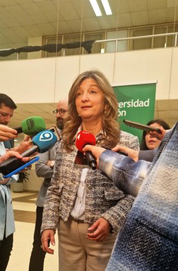 La rectora de la ULE, Nuria González, en la Facultad e Filosofía y Letras del Campus de Vegazana (León).