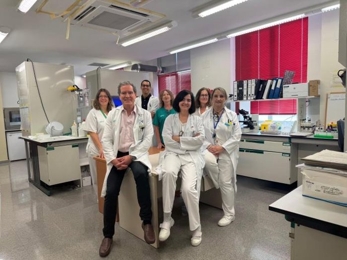 Equipo de profesionales de Microbiología implicado en el hallazgo de la nueva bacteria.