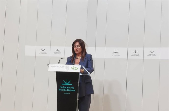 La portavoz de Vox en el Parlament, Manuela Cañadas, en rueda de prensa tras la Junta de Portavoces.