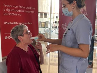 Enfermera de la Ribera atiende a paciente