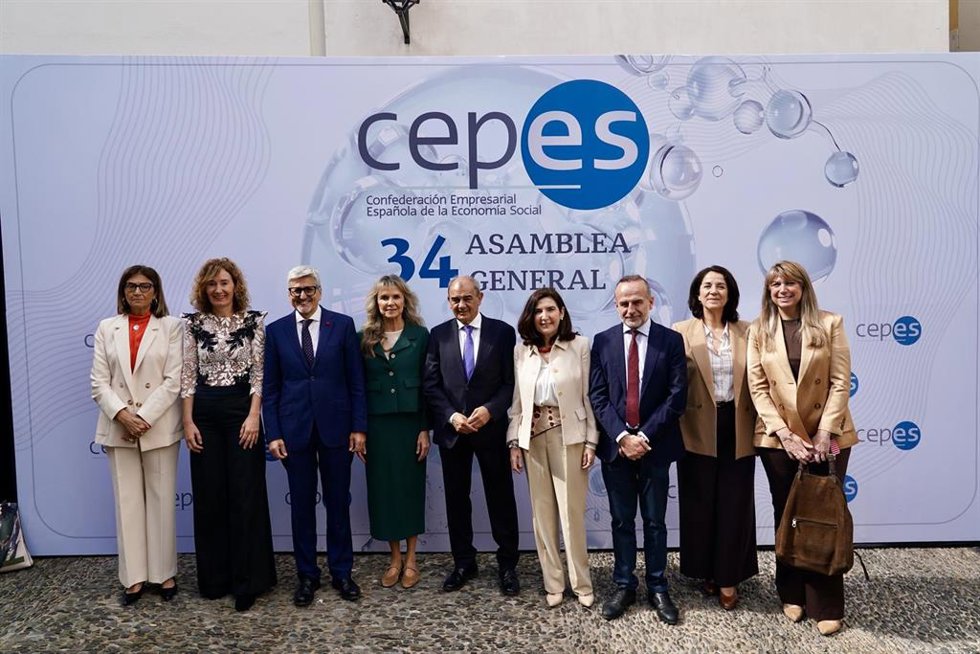 La consejera de Empleo, Empresa y Trabajo Autónomo de la Junta de Andalucía, Rocío Blanco (4d), en el acto inaugural de la Asamblea General anual de la Confederación Empresarial Española de la Economía Social (Cepes), en Málaga.