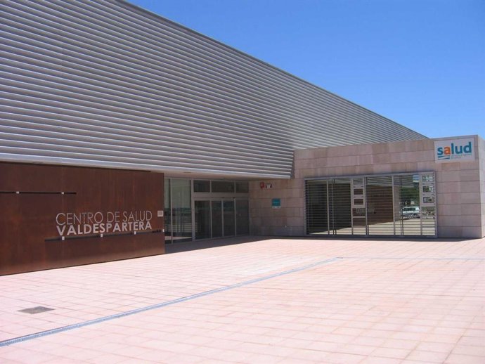 Archivo - Centro de salud de Valdespartera, en Zaragoza.  La Plataforma advierte que la supresión de la línea acabaría con una parada que consideran fundamental frente al centro de salud. 