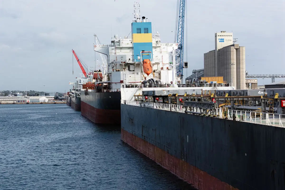 Un barco operando en el Port de Tarragona