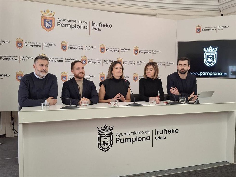 Archivo - La portavoz del PSN en el Ayuntamiento de Pamplona, Marina Curiel, junto con el resto de ediles socialistas.