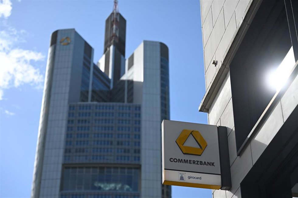 Archivo - FILED - 16 March 2026, Hesse, Frankfurt_Main: A logo hangs on the facade of a Commerzbank branch. Photo: Michael Brandt/dpa
