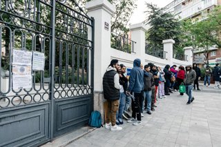 Varias personas hacen cola para conseguir el certificado de vulnerabilidad en una Oficina de Asistencia en Materia de Registro, a 22 de abril de 2026, en Madrid (España).