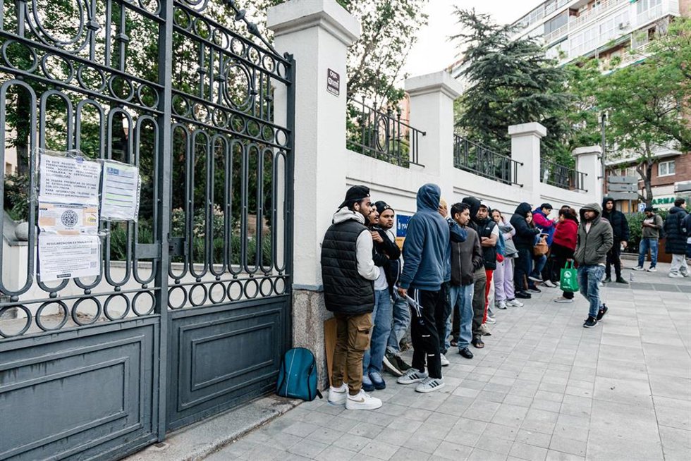 Varias personas hacen cola para conseguir el certificado de vulnerabilidad en una Oficina de Asistencia en Materia de Registro, a 22 de abril de 2026, en Madrid (España).