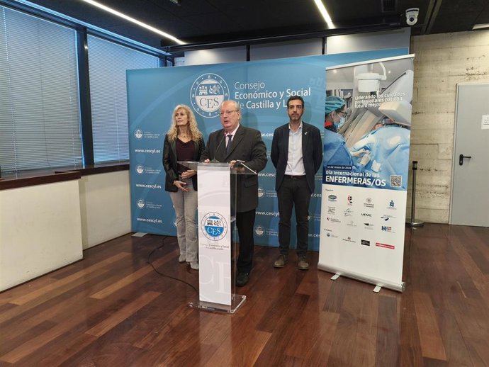 La presidenta del Colegio de Enfermería de Valladolid, Silvia Sáez; el presidente del CES, Enrique Cabero, y el decano de la Facultad de Enfermería de la Universidad de Valladolid, José María Jiménez.