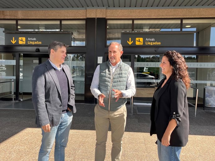 El senador por Asturias del Partido Popular José Manuel Rodríguez “Lito” junto al diputado regional y portavoz de Infraestructuras, Pedro de Rueda, y la concejala popular de Castrillón María González-Carvajal.