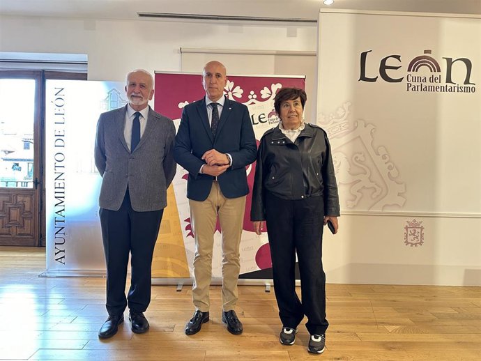 El alcalde de León, José Antonio Diez (centro), junto a la concejala de Acción y Promoción Cultural, Elena Aguado (a su derecha), al académico leonés de la RAE Salvador Gutiérrez.